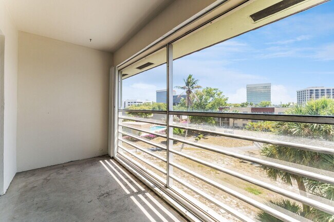 Building Photo - 1638 Embassy Dr