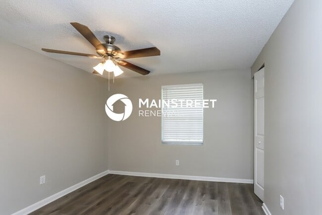 Building Photo - 3 Bedroom Pet-Friendly Home in VALRICO, FL with Main Street Renewal