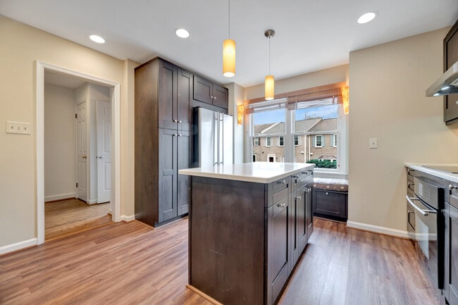 Building Photo - 1053 N George Mason Dr