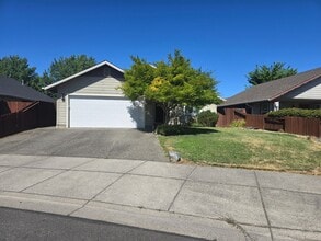Building Photo - 3 bed 2 bath  Home for Rent in Grants Pass