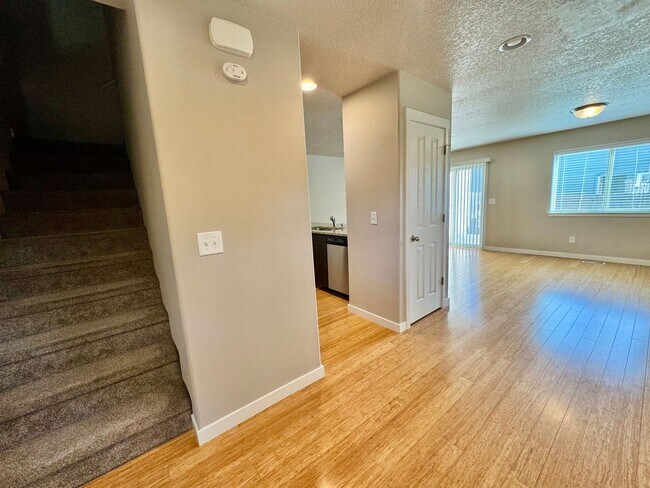 Building Photo - Ask about free rent... Nearly New, wonderf...