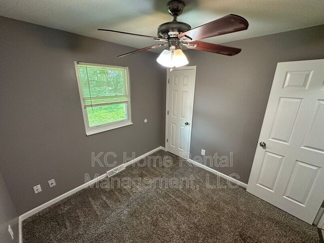 Building Photo - 424 NE Lakeview Dr