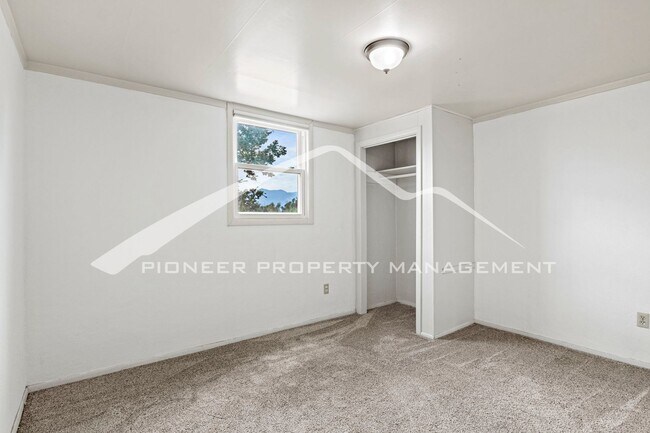 Building Photo - Spacious 4-Bed, 2-Bath Home with Finished ...