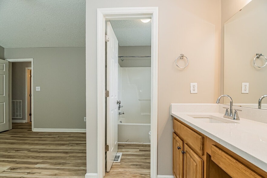Building Photo - 1012 S Willhaven Dr