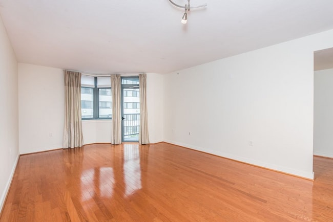 Building Photo - LARGE 1 Bedroom/1 Bathroom with Balcony in Bustling Mount Vernon Triangle!!