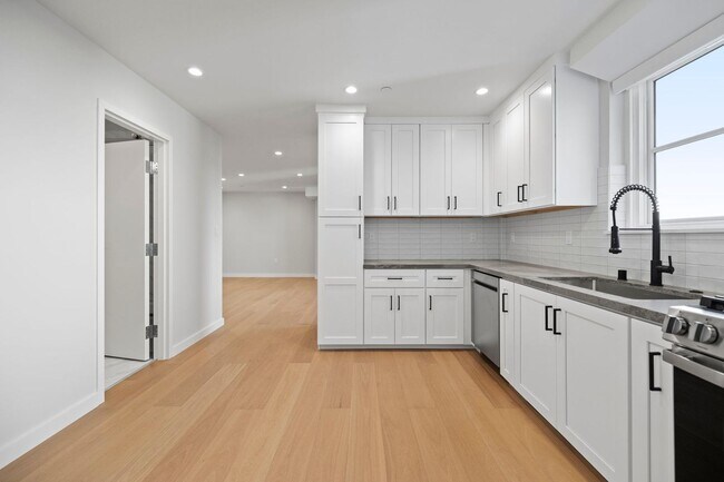 Building Photo - 693 Sutter St