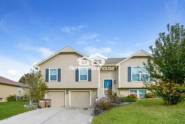 Primary Photo - 3 Bed / 2 Bath Home in Raymore!! Available...