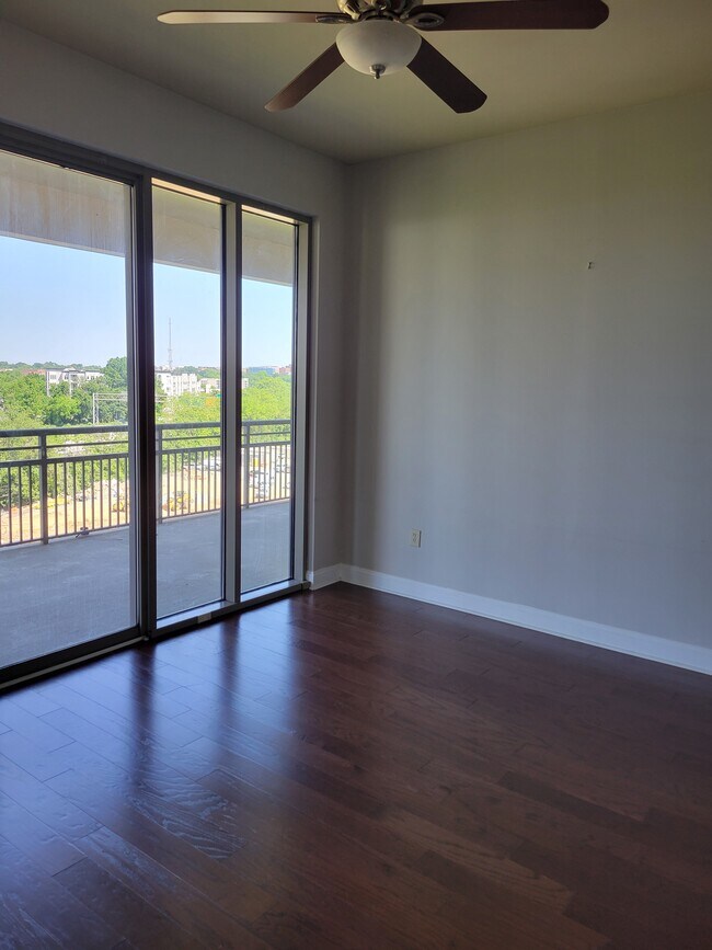 Building Photo - 701 Royal Ct