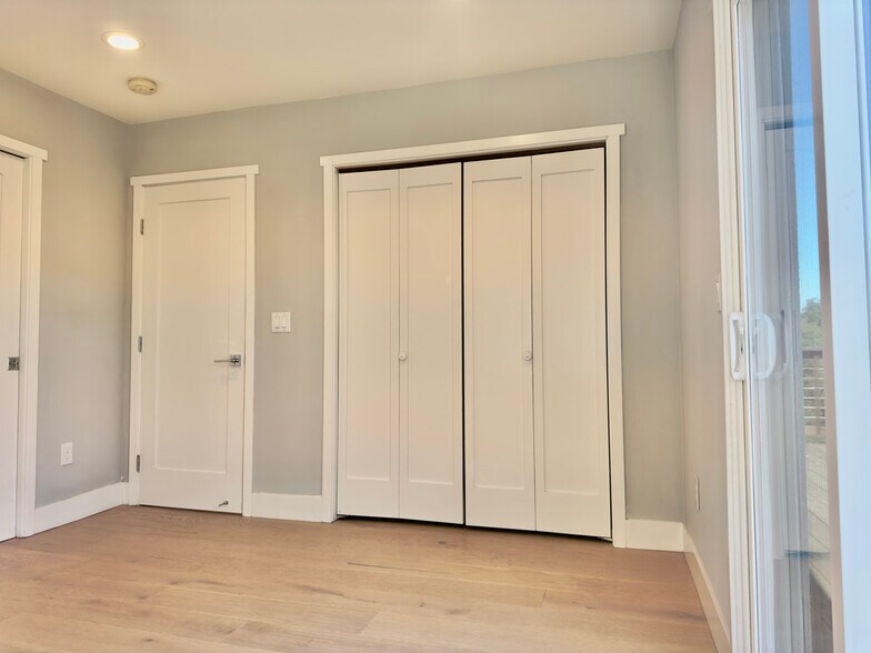 Building Photo - 914 Everett Ave