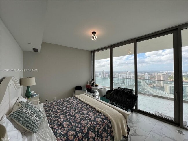 Building Photo - 2 br, 2 bath Condo - 18975 Collins Ave Uni...