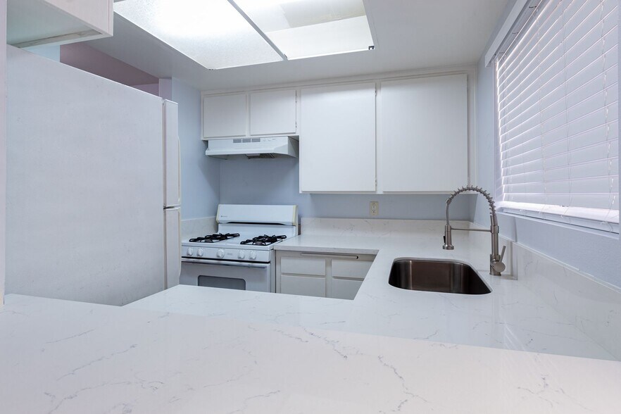Primary Photo - 2059 W 157th St