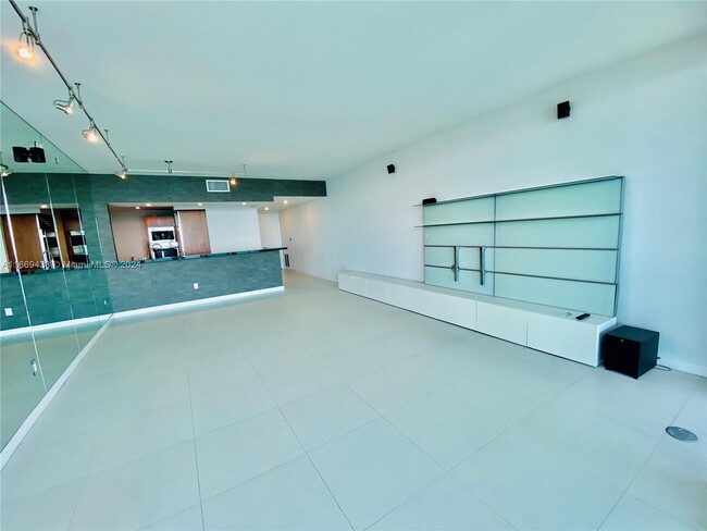 Building Photo - 1331 Brickell Bay Dr