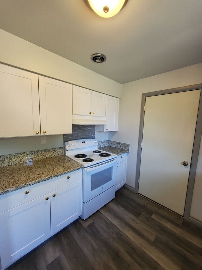Building Photo - 2 Bedroom home with RV parking and large y...
