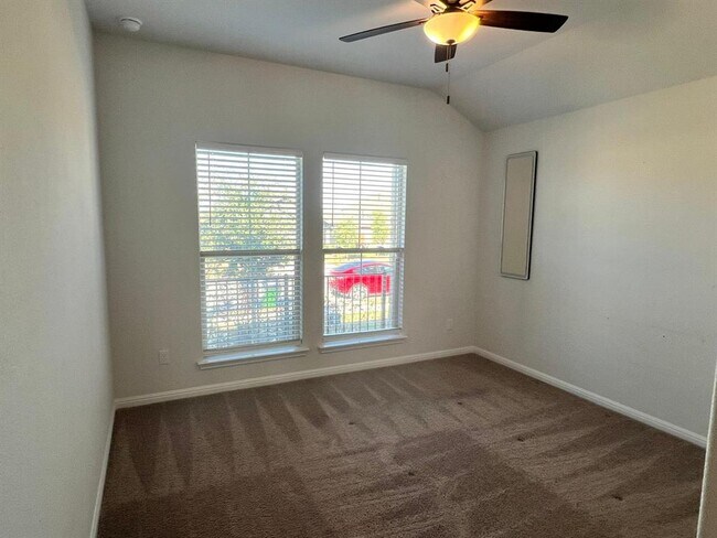 Building Photo - 528 Elm Green St