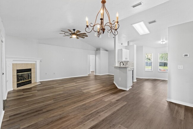 Building Photo - Experience a breezy lifestyle in the convenient Eagle Point subdivision!