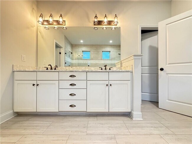 Building Photo - 1545 Dahlia Dr