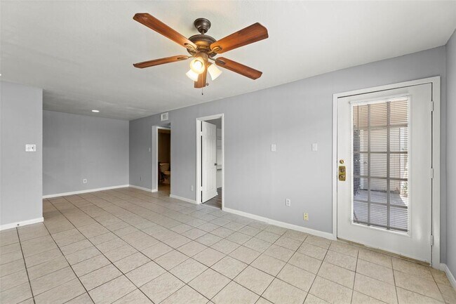 Building Photo - 2100 Wilcrest Dr