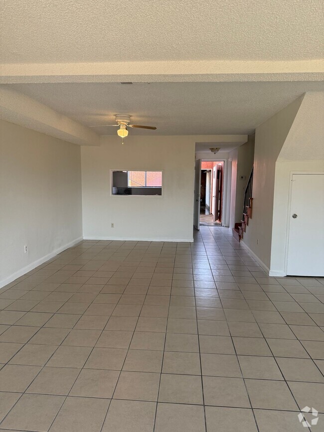 Building Photo - Spacious 2 Bedroom 2.5 Bath Condo on 5th S...