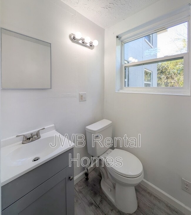 Building Photo - 3324 N Davis St