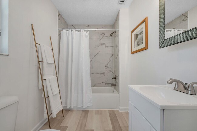 Building Photo - 3421 Sunnyside Dr