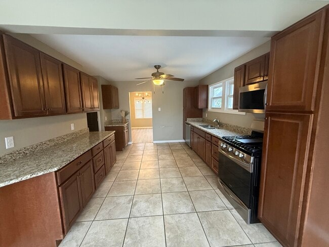 Building Photo - 10S328 Jamie Ln