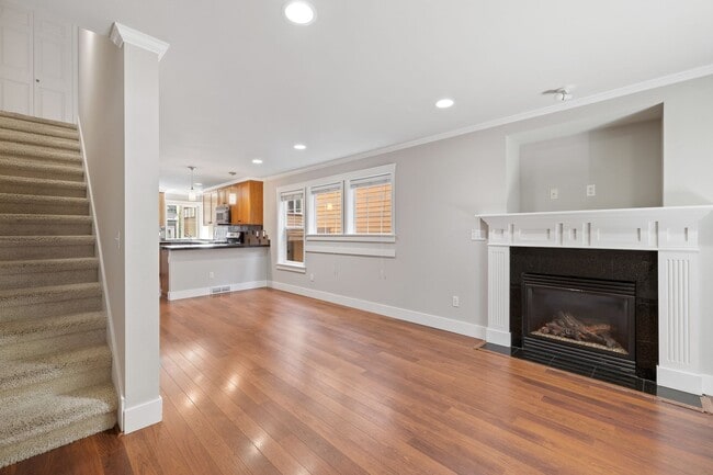 Building Photo - Stylish 3 bedroom townhome in Madison Valley!