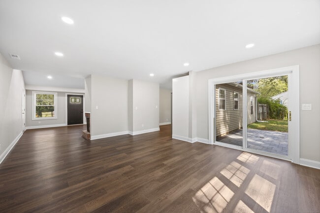 Building Photo - 237 Elmwood Cir