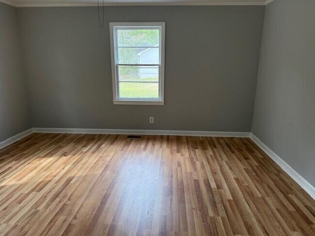 Building Photo - 2205 Stewart St