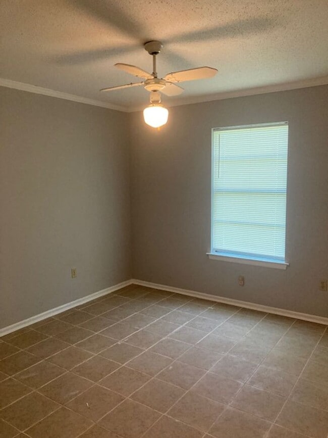 Building Photo - Moss Point 3 Bedroom