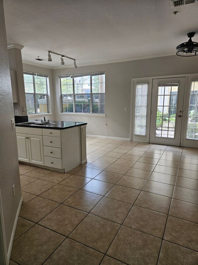 Building Photo - Available now 2/2 Condo Downtown Orlando - Free Water/Sewer/Trash! Pet Friendly!