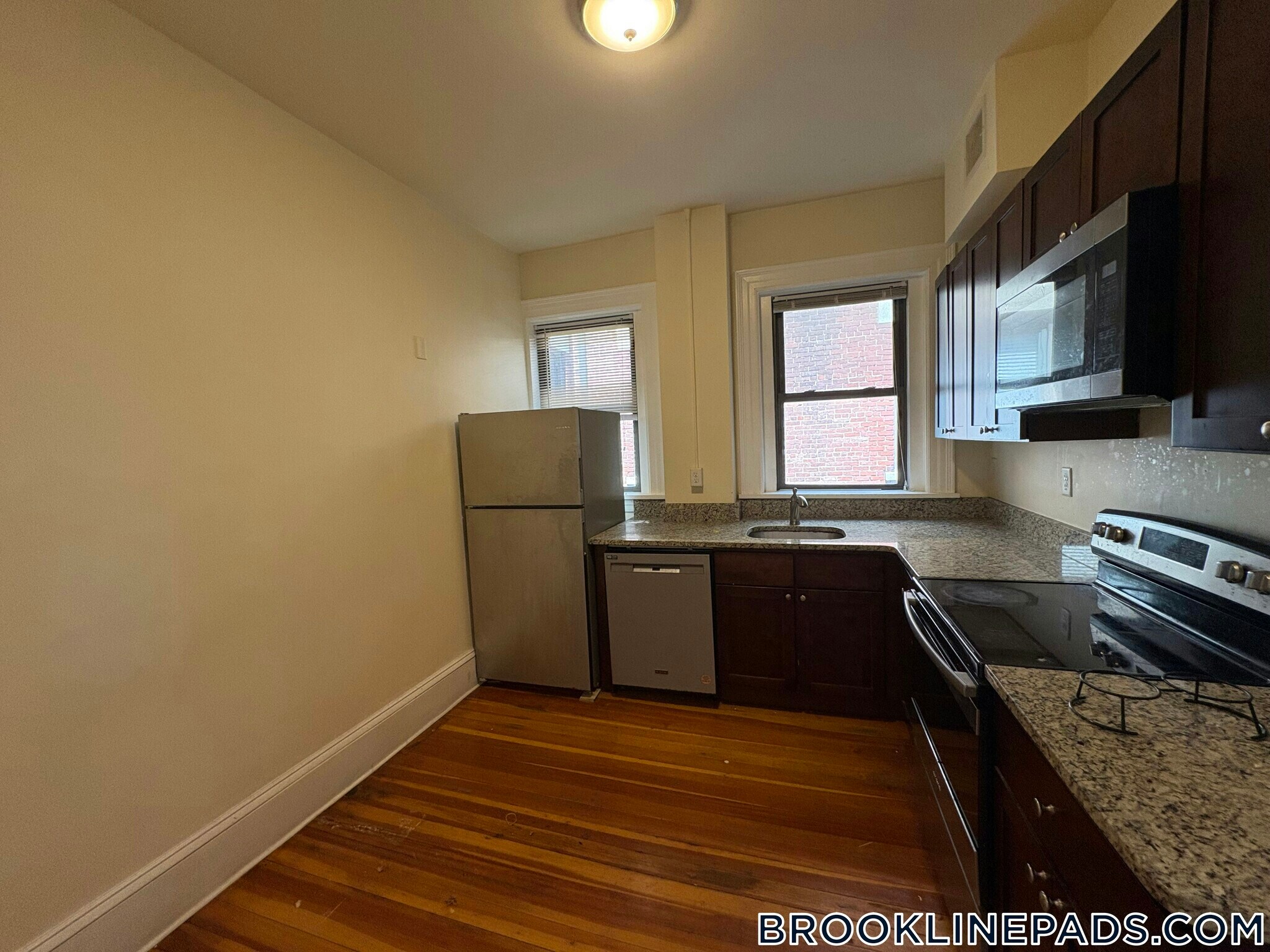 Building Photo - 1463 Beacon St