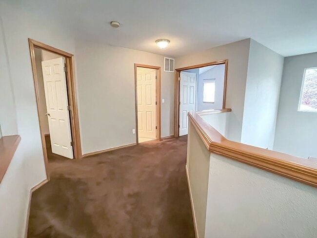 Building Photo - 3 bed/2bath Spacious Home with Soaring Cei...