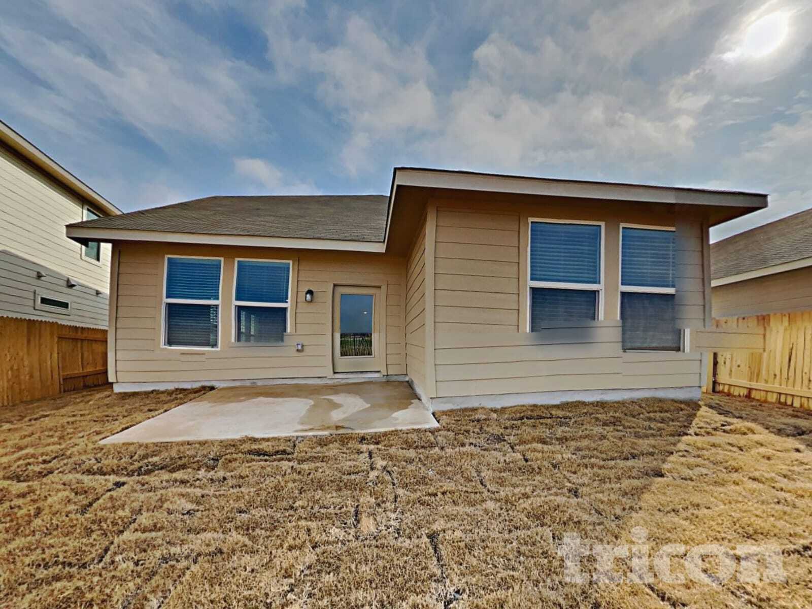 Building Photo - 5100 Saddle Clb Dr