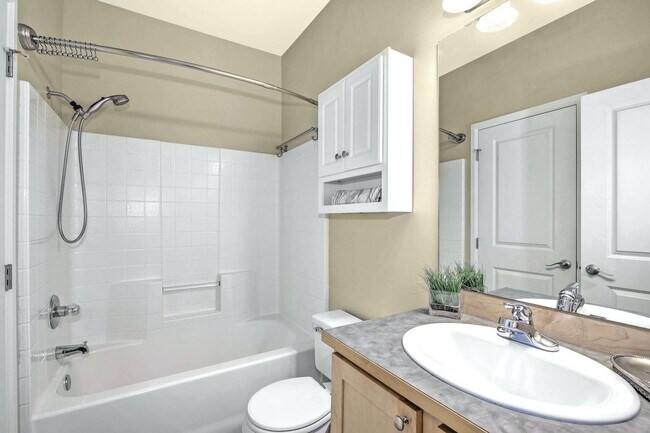 Building Photo - Charming 1 Bedroom Sammamish Condo