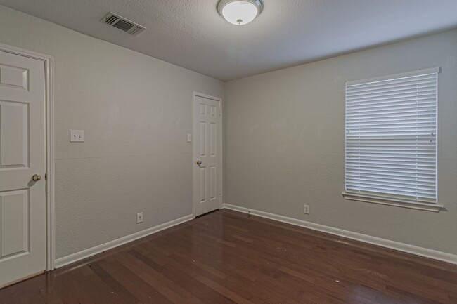 Building Photo - $300 OFF 1ST MONTH RENT IF YOU MOVE IN WIT...