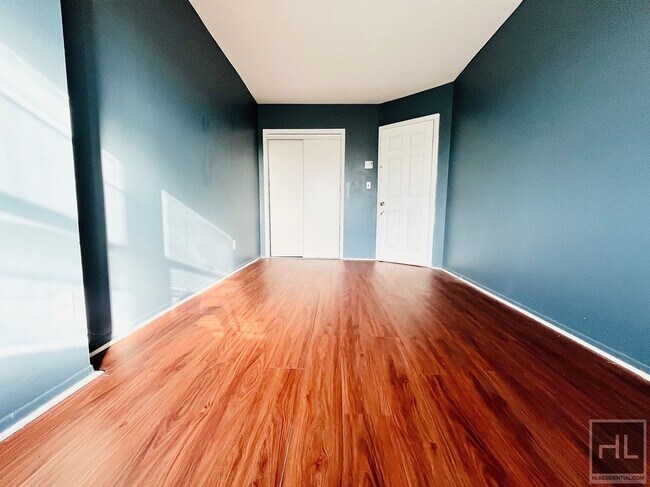 Building Photo - Your Charming & Spacious 3 Bed Apartment! ...