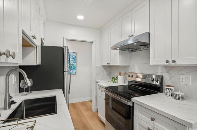 Building Photo - 280 Easy St