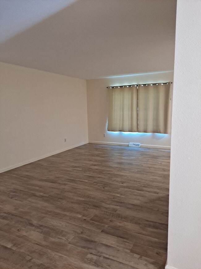 Building Photo - ALL PROSPECTIVE TENANTS MUST SUBMIT A $58 ...