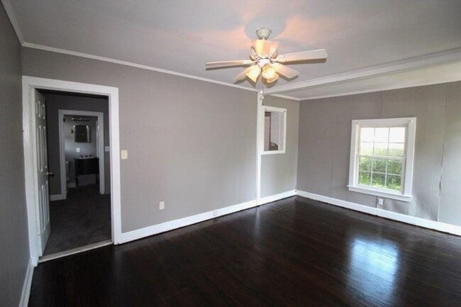 Building Photo - Charming Park Circle Bungalow
