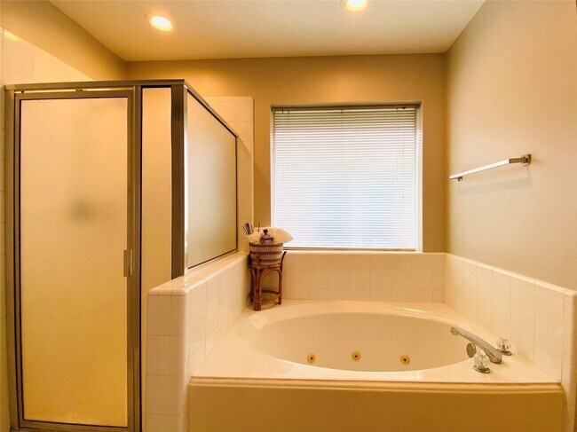 Building Photo - 1404 Helmsley Dr