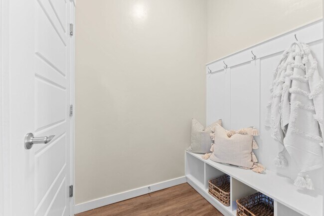 Building Photo - 5 Bedroom 2.5 Bath FOUR CAR GARAGE Eagle, ...