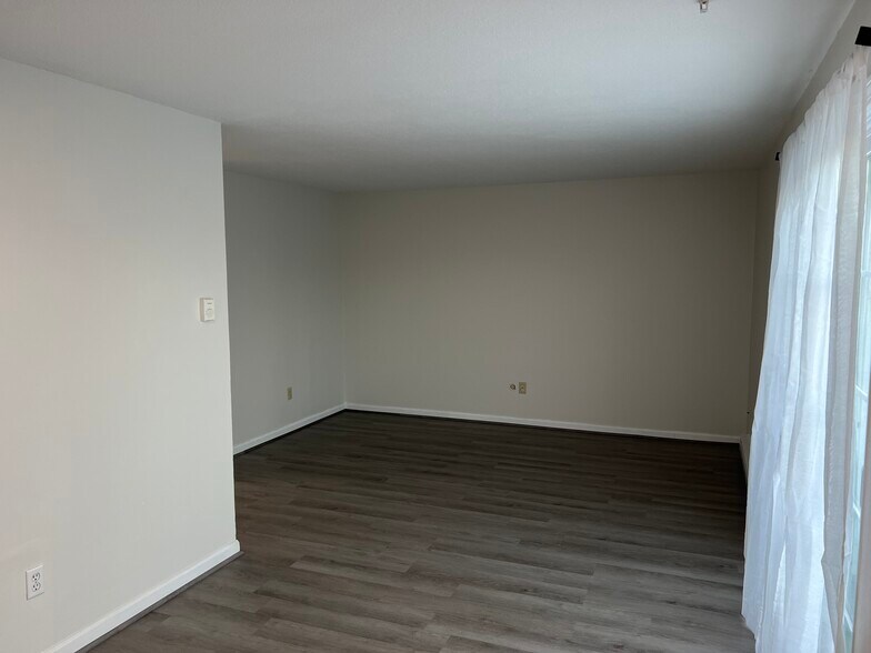 Living/Family Room - 934 N Main St