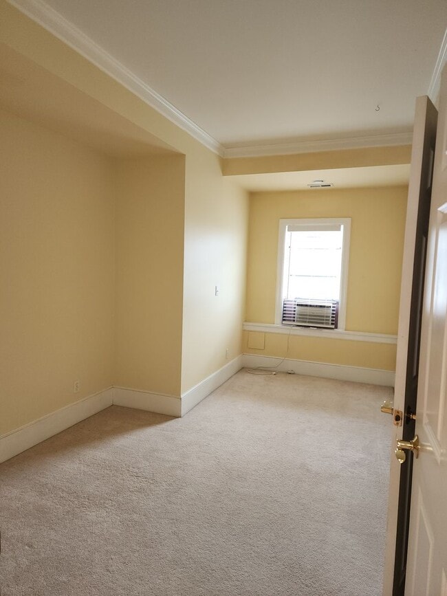 Building Photo - Spacious 3BR/3BA in Sought- After Queen Anne Location