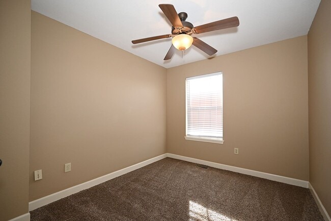 Building Photo - 3 Bedroom, 2.5 bath Townhome with 1 car garage!