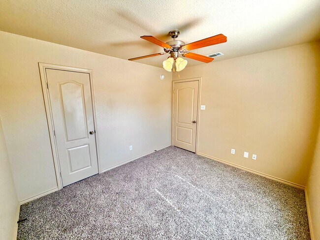 Building Photo - 2415 Isabelle Dr