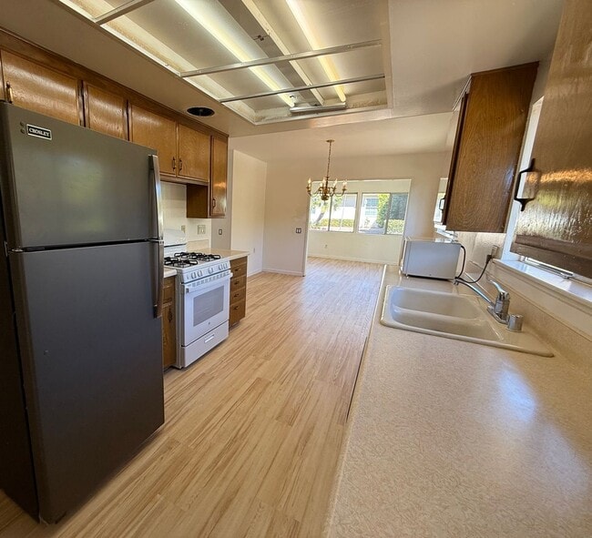 Building Photo - Bright & Spacious 2BR Home in Desirable 55+ Seven Oaks Community