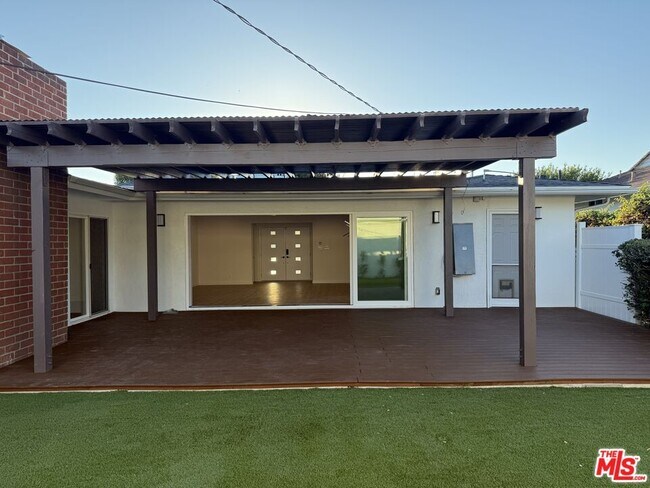 Building Photo - 6159 Sylvia Ave