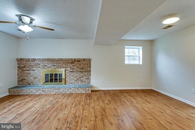 Building Photo - Brick Split Foyer With Large Backyard, 2 K...