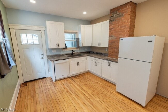 Building Photo - 1362 W 59th St