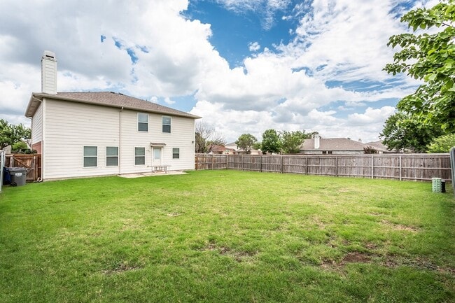 Building Photo - 2700 Peach Dr